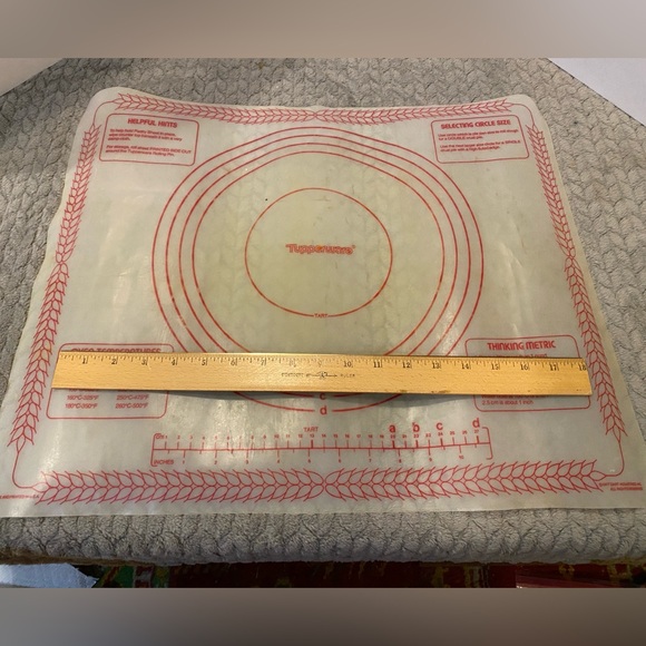 22x18 Vintage Tupperware dough/pastry rolling mat. Get perfect even sizes. 1977 - Picture 2 of 9